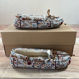 WOMEN'S Minnetonka Cally Mosaic Print Fabric Women’s Slippers sz 8 M